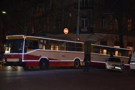 Николаи Чудотворцы и Снегурки сели за руль одесских троллейбусов (фото)
