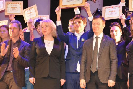 Талантливым школьникам Одессы вручили денежные сертификаты (фоторепортаж)