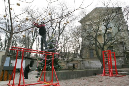 «Освобожденный» Летний театр готовится к новогодней жизни (фоторепортаж)