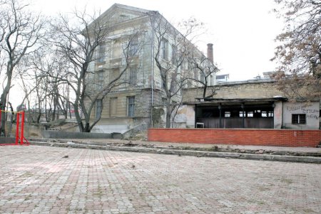 «Освобожденный» Летний театр готовится к новогодней жизни (фоторепортаж)