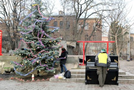 «Освобожденный» Летний театр готовится к новогодней жизни (фоторепортаж)
