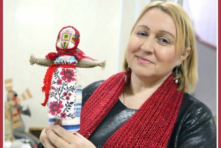 Яркий кукольный мир создает душевные подарки к Рождеству (фоторепортаж)