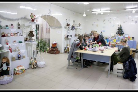 Яркий кукольный мир создает душевные подарки к Рождеству (фоторепортаж)