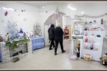 Яркий кукольный мир создает душевные подарки к Рождеству (фоторепортаж)