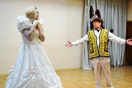 Одесские студенты-пенсионеры «съездили» на новогодний карнавал (фото)  