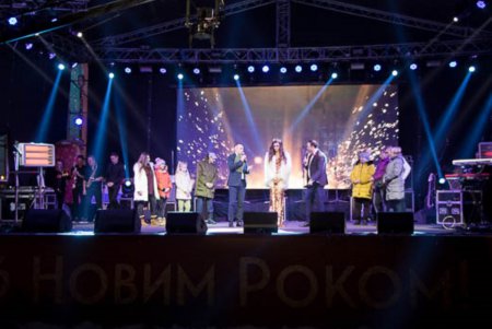 Одесситы массово встретили Новый год на Думской площади (фото)