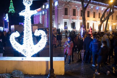 Одесситы массово встретили Новый год на Думской площади (фото)