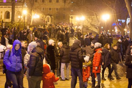 Одесситы массово встретили Новый год на Думской площади (фото)