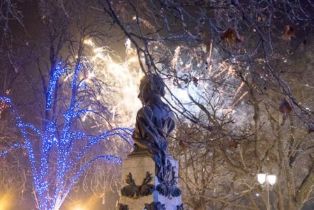 Одесситы массово встретили Новый год на Думской площади (фото)