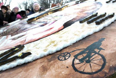 Возле Дюка одесситам презентовали гигантское лакомство (фоторепортаж)
