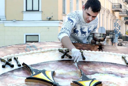 Возле Дюка одесситам презентовали гигантское лакомство (фоторепортаж)