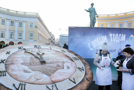 Возле Дюка одесситам презентовали гигантское лакомство (фоторепортаж)