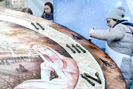 Возле Дюка одесситам презентовали гигантское лакомство (фоторепортаж)