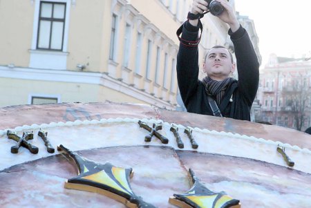 Возле Дюка одесситам презентовали гигантское лакомство (фоторепортаж)