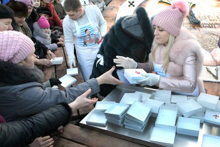 Возле Дюка одесситам презентовали гигантское лакомство (фоторепортаж)