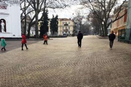 После новогодней ночи из центра Одессы вывезли десятки тонн мусора (фото) 