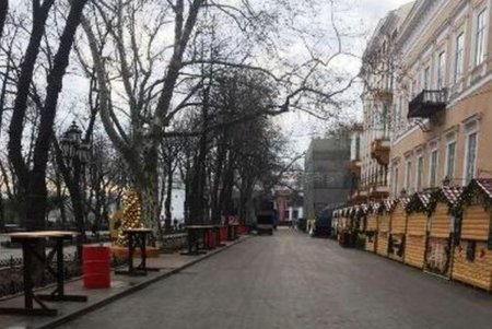 После новогодней ночи из центра Одессы вывезли десятки тонн мусора (фото) 