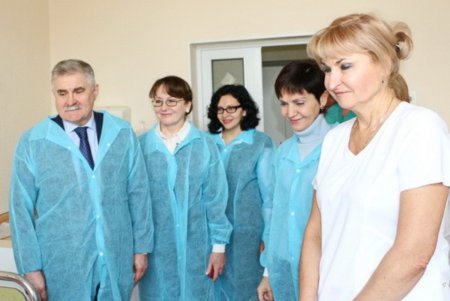 Новогодний первенец получил подарок от мэрии (фото)
