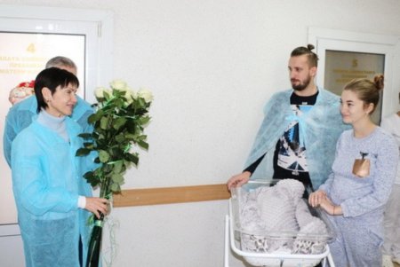 Новогодний первенец получил подарок от мэрии (фото)