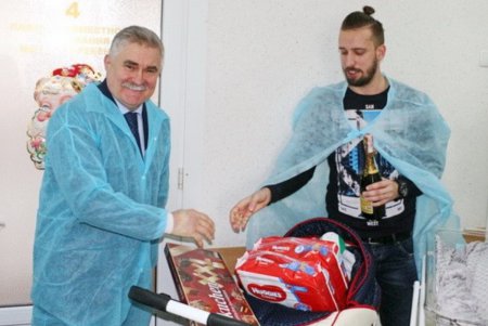 Новогодний первенец получил подарок от мэрии (фото)