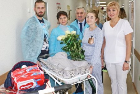 Новогодний первенец получил подарок от мэрии (фото)
