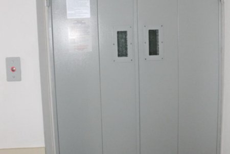 В больницах Одессы капитально ремонтируют подъемники (фото)