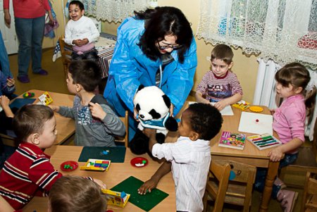 Китайские дипломаты наведались с подарками в Дом ребенка и Гериатрический центр (фото)
