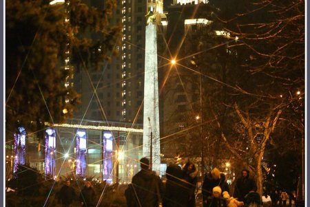 В дендропарке Победы под Рождество заиграл и засветился сказочный пруд (фоторепортаж)