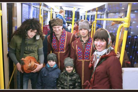 Прокатились с ветерком: одесситы слушали колядки и получали подарки в рождественских трамваях (фоторепортаж)