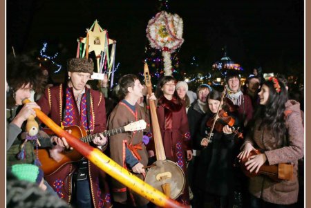 Прокатились с ветерком: одесситы слушали колядки и получали подарки в рождественских трамваях (фоторепортаж)