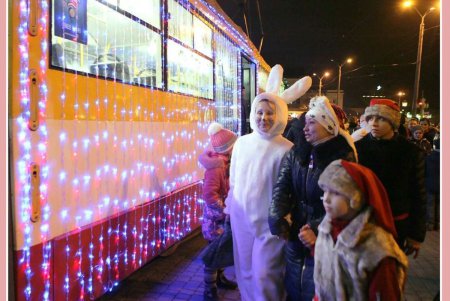 Прокатились с ветерком: одесситы слушали колядки и получали подарки в рождественских трамваях (фоторепортаж)