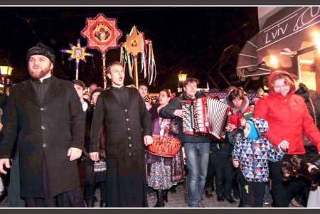 Прокатились с ветерком: одесситы слушали колядки и получали подарки в рождественских трамваях (фоторепортаж)