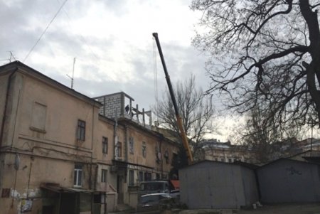 На Преображенской демонтируют незаконную надстройку на крыше памятника архитектуры (фото)
