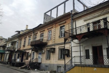На Преображенской демонтируют незаконную надстройку на крыше памятника архитектуры (фото)