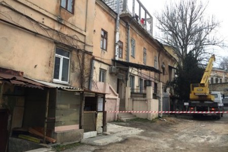 На Преображенской демонтируют незаконную надстройку на крыше памятника архитектуры (фото)