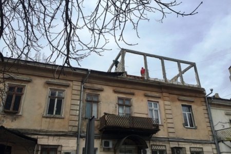 На Преображенской демонтируют незаконную надстройку на крыше памятника архитектуры (фото)