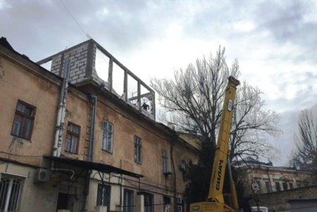 На Преображенской демонтируют незаконную надстройку на крыше памятника архитектуры (фото)