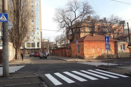 На улице Мечникова — новая дорожная разметка (фото)