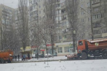 На улицах Одессы работает снегоуборочная техника (фото) 