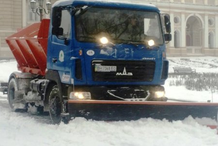 Коммунальные службы ликвидируют последствия снегопада (фото) 