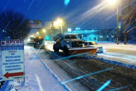 Коммунальные службы ликвидируют последствия снегопада (фото) 
