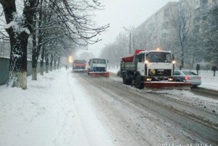 Коммунальные службы ликвидируют последствия снегопада (фото) 