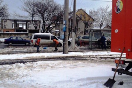 В Одессе чистят ливневки (фото) 