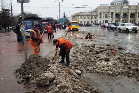 В Одессе чистят ливневки (фото) 