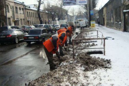 В Одессе чистят ливневки (фото) 