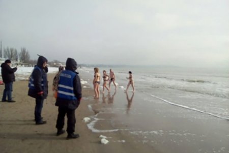 Семь тысяч одесситов окунулись в освященные воды Черного моря (фото)