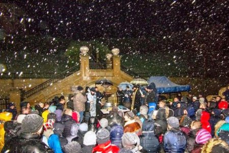 Семь тысяч одесситов окунулись в освященные воды Черного моря (фото)