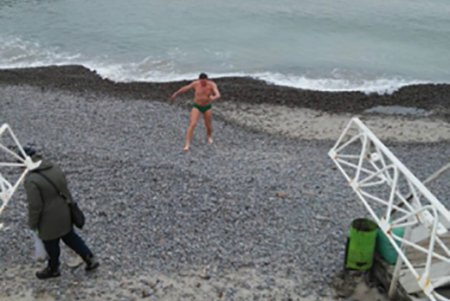 Семь тысяч одесситов окунулись в освященные воды Черного моря (фото)