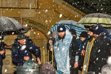 Семь тысяч одесситов окунулись в освященные воды Черного моря (фото)