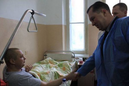 Водитель опергруппы, пострадавший при задержании «новосельского стрелка», идет на поправку 